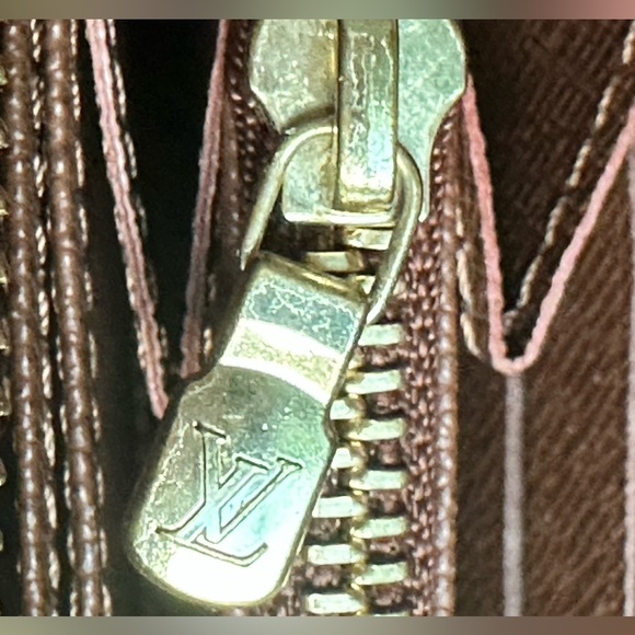 Louis Vuitton Monogram Zippy Wallet - Like New - Picture 9 of 14